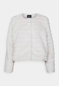 Bílá zkrácená bunda z umělého kožíšku, s ribbovanou texturou, kulatým výstřihem a dlouhými rukávy, bez předních zapínání. Viditelná značka.