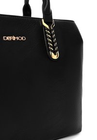 Borsa a tracolla nera in ecopelle con superficie testurizzata, accessori in oro e una maniglia distintiva con dettaglio intrecciato.