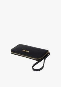 Portafoglio da polso rettangolare nero con zip dorata e piccolo logo dorato sul davanti, dotato di un cinturino nero coordinato.