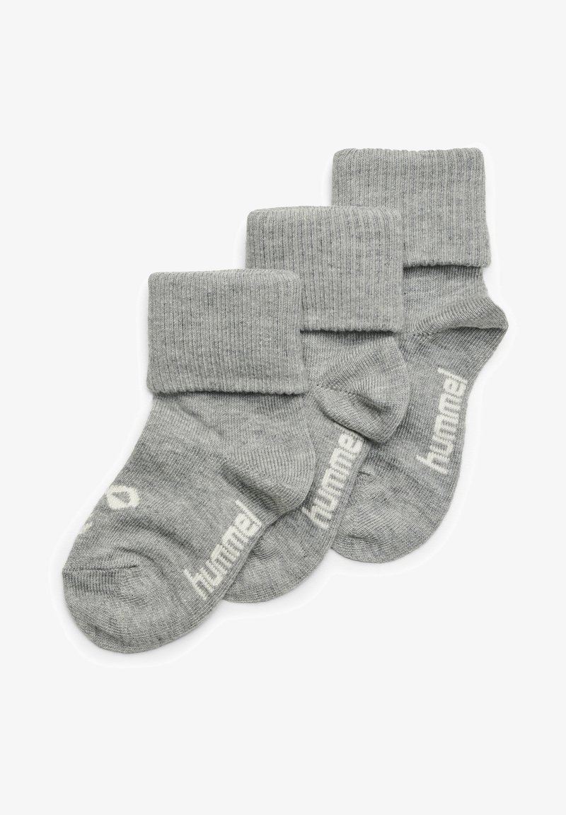 Szare bawełniane skarpetki z prążkowanym ściągaczem, z białym logo. Zestaw zawiera trzy pary, każda o miękkiej fakturze i casualowym designie.
