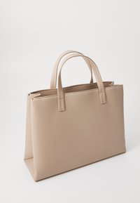 Beige tote bag laget av teksturert lær med to avrundede håndtak, i rektangulær form og en jevn overflate uten synlig maskinvare.