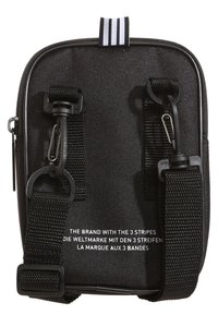 Borsa a tracolla nera in nylon con tracolla regolabile, chiusura zip e testo del marchio in evidenza. Caratterizzata da hardware resistente e un accento a strisce.