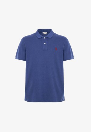 Polo shirt blu scuro, maniche corte, patta a due bottoni, piccolo emblema rosso sul petto sinistro, materiale in cotone misto con texture liscia.