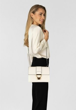 Borsa in pelle bianca con design strutturato, dotata di chiusura in metallo color oro e tracolla removibile.