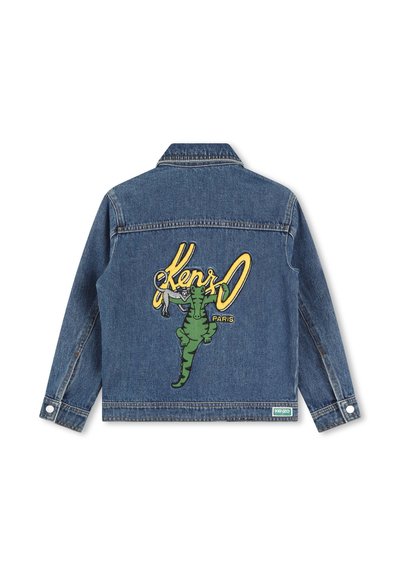 Veste en denim bleue avec un design de crocodile vert brodé au dos, comportant du texte jaune 'Kenzo Paris' et des boutons-pression.