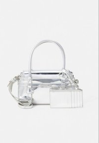 Sac à main métallique argenté avec deux poignées, bandoulière détachable et porte-cartes attaché. Texture lisse et design structuré.