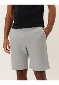 Lyse grå shorts laget av glatt stoff, med rett snitt, beltehemper og sidelommer. Bunnkanten avsluttet med rene kanter.
