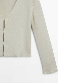 Helle beige gestrickte Strickjacke mit tiefem V-Ausschnitt, langen Ärmeln und geradem Saum. Verfügt über zwei Knöpfe vorne und ein strukturiertes Gewebe.