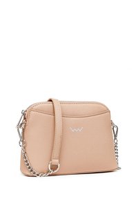 Růžovo-oranžová syntetická kabelka s texturovaným povrchem, zipovým uzávěrem, odnímatelným řetízkem na rameno a embosovaným logem na přední straně.