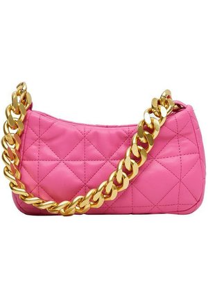 Roze gestikte leren handtas met grote, grove gouden kettingriem, rechthoekige vorm, zachte structuur en diagonaal stikselpatroon.