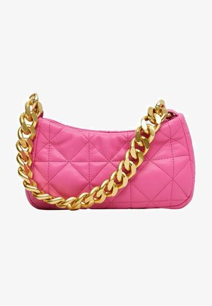Roze gestikte leren handtas met grote, grove gouden kettingriem, rechthoekige vorm, zachte structuur en diagonaal stikselpatroon.