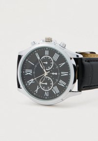 Herrensilberne Armbanduhr mit schwarzem Lederarmband, schwarzem Zifferblatt, weißen römischen Ziffern und zwei kleineren Chronographenzeigern, die Zeitfunktionen anzeigen.