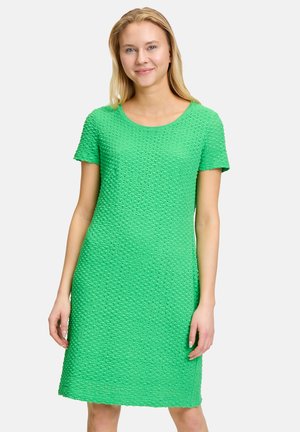 Kurzärmliges grünes Kleid mit einem strukturierten, gewebten Muster und einem runden Ausschnitt, das gerade über das Knie fällt. Einfaches Design mit lockerer Passform.
