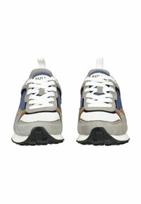Graue, blaue und weiße Sneaker mit einem Wildleder-Finish, ausgestattet mit weißen Schnürsenkeln, einem gepolsterten Kragen und einer strukturierten Gummisohle.