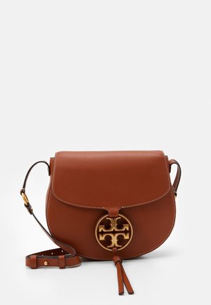 Brun læder crossbody taske med klaplukning, gyldent cirkulært logoemblem og justerbar rem med gyldent hardware.