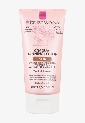 Rosa Quetschflasche mit sanftem Selbstbräunungs-Lotion, gekennzeichnet mit "Dunkel." Enthält Shea-Butter, Hyaluronsäure und Vitamin E. Tropischer Duft, 150ml.