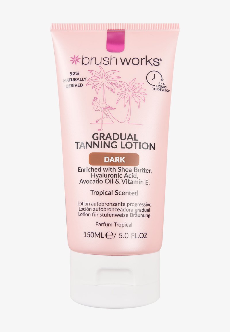 Bouteille en squeeze rose de lotion autobronzante progressive étiquetée "Foncé". Contient du beurre de karité, de l'acide hyaluronique et de la vitamine E. Parfum tropical, 150 ml.
