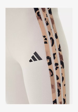 Leggings in cotone grigio chiaro con una vestibilità a vita alta, caratterizzati da strisce laterali in stampa leopardata nera e marrone e un logo Adidas nero.