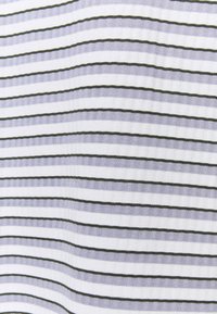 Lätt tyg med horisontella ränder i vitt och mjukt grått, med tunna svarta linjer. Texturen verkar ribbad eller vävd.