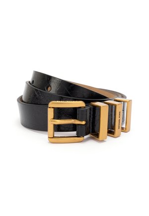 Ceinture en cuir noir roulée, avec une boucle métallique dorée et trois passants dorés, dont un gravé d'un petit texte.