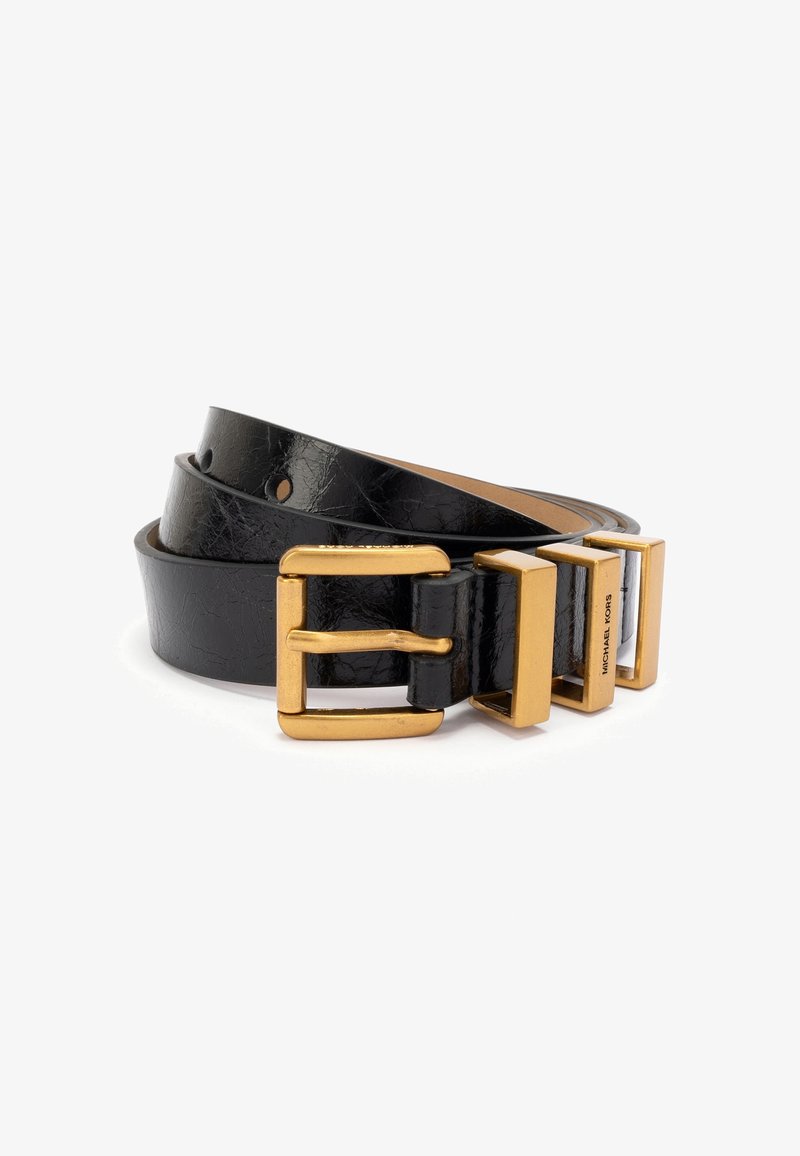 Ceinture en cuir noir roulée, avec une boucle métallique dorée et trois passants dorés, dont un gravé d'un petit texte.