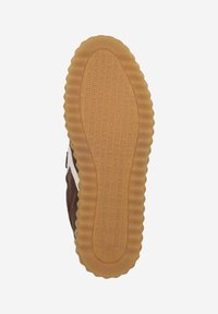 Semelle de chaussure en caoutchouc marron avec une texture à motifs. Présente un bord texturé et un logo en relief au centre.