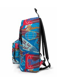 Färgglad ryggsäck med en blandning av blått, rött och gult. Har grafiska mönster och flera blixtlåsfack. Tjocka svarta remmar.