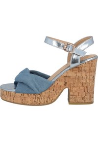 Modré látkové sandály na klínu s krouceným předním designem, kovově stříbrným kotníkovým páskem a korkovým podpatkem.