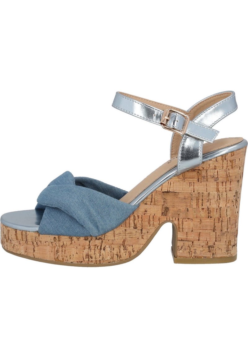 Modré látkové sandály na klínu s krouceným předním designem, kovově stříbrným kotníkovým páskem a korkovým podpatkem.