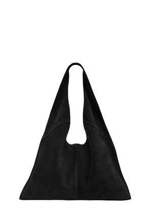 Sac à bandoulière triangulaire en suède noir avec une large sangle et une texture douce, comprenant des détails de couture visibles et un seul compartiment principal.