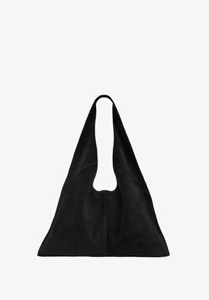 Sac à bandoulière triangulaire en suède noir avec une large sangle et une texture douce, comprenant des détails de couture visibles et un seul compartiment principal.