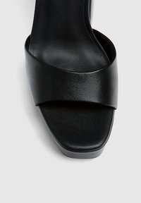 PULL&BEAR Sandales à talons hauts - black
