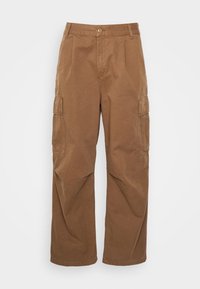 Braune weite Cargo-Hosen mit vorderem Knopf, Gürtelschlaufen, Falten und Klapptaschen an beiden Beinen.