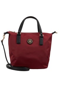 Borsa in nylon rosso con dettagli in pelle nera, chiusura con zip, manici doppi e tracolla rimovibile. Presenta un logo in tonalità oro.