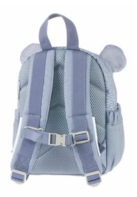 Hellblauer Rucksack mit Netzriemen, gepolstertem Rücken und Ohrenakzenten aus Kunstfell. Verfügt über einen verstellbaren Hüftgurt und Seitentaschen.
