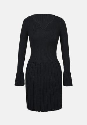 Vestido negro de punto acanalado con mangas largas y puños acampanados, con un cuerpo ajustado y una falda plisada por debajo de la cintura.