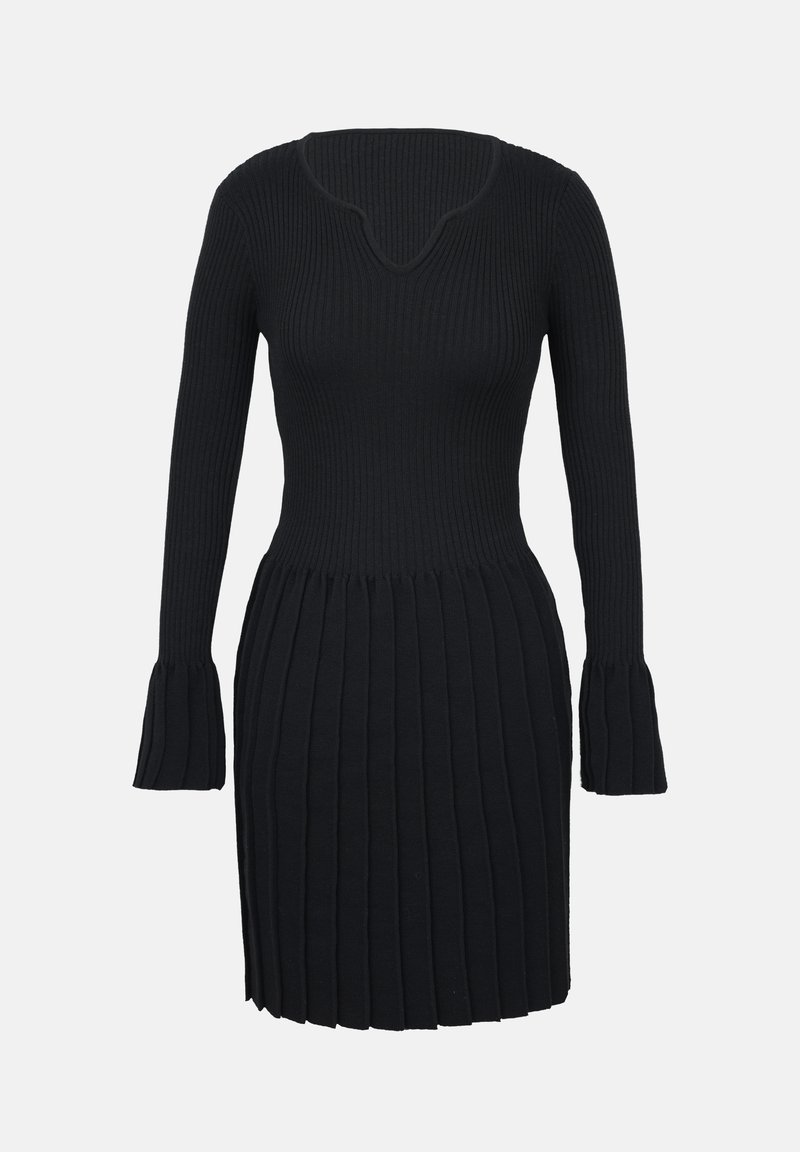 Robe en tricot noir à côtes avec manches longues et poignets évasés, présentant un corsage ajusté et une jupe plissée en dessous de la taille.