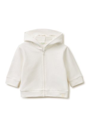 Weißer Baby-Hoodie mit langen Ärmeln, Frontreißverschluss und angenähter Kapuze, aus weichem Stoff gefertigt.