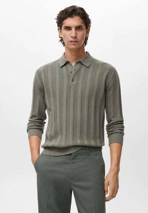 Polo de rayas verde oliva con cuello y tapeta de tres botones. Hecho de un material suave, cuenta con mangas largas y puños acanalados.