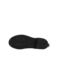 Suela de zapato de goma negra con un patrón texturizado que presenta surcos y crestas redondeadas para proporcionar tracción. Se puede ver la zona del talón reforzada.