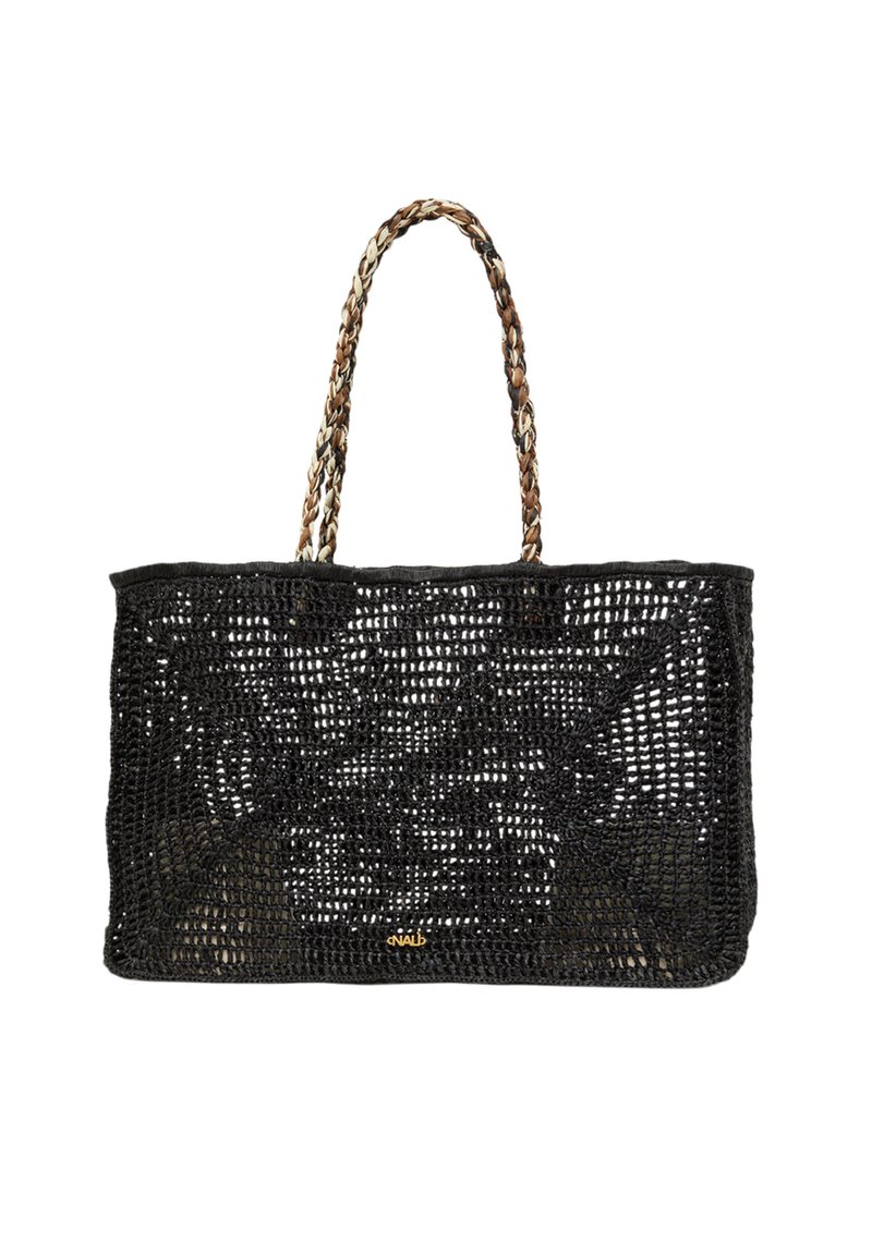 Bolsa de tote tejida negra con asas trenzadas en beige, marrón y negro. Diseño abierto que muestra un intrincado patrón de tejido. Acento de logo dorado en la parte inferior.