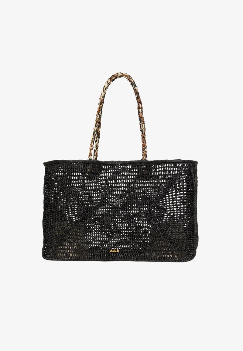 Bolsa de tote tejida negra con asas trenzadas en beige, marrón y negro. Diseño abierto que muestra un intrincado patrón de tejido. Acento de logo dorado en la parte inferior.