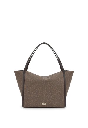 Brązowa torba na ramię z ciemnobrązowymi uchwytami, zdobiona subtelnym kwiatowym wzorem i złotym logo „TOUS” na dole, na środku.