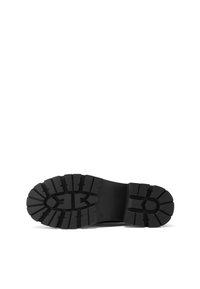 Suola di scarpa in gomma nera con un motivo di battistrada resistente, caratterizzata da scanalature profonde e lobi pronunciati per una migliore aderenza. Superficie testurizzata con marchi del brand.