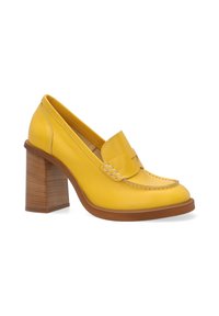 Gule læder højhælede loafers med rund tå, dekorativ syning og en træblokhæle. Glat tekstur, elegant design.