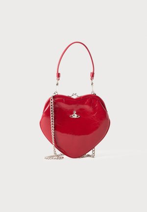 Sac à main rouge brillant en forme de cœur avec poignée courte et bandoulière chaîne argentée, avec petit logo orbe argenté sur le devant.