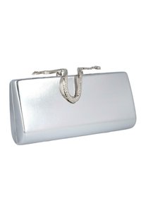 Bolso de mano rectangular metálico plateado con una textura suave y un cierre en forma de serpiente. Diseño compacto con un acabado pulido.