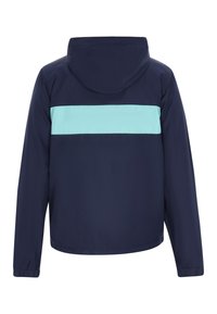 Marinjacka med ett ljusblått horisontellt rand över övre ryggen, med huva och elastiska ärmslut. Slätt, lättviktsmaterial.