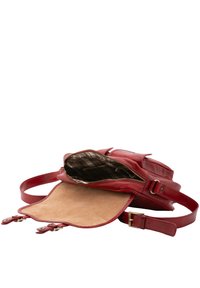 Borsa in pelle rossa con finitura liscia, chiusura con zip, fodera interna in plaid e base piatta in suede beige. Include tracolla regolabile e dettagli in metallo.