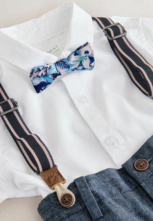 Valge lühikeste varrukatega särk nööpidega, tumesinine lillemustriga kikilips ning tumedad denimist traksid roosade triipude ja pruuni detailidega.